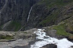 Trollstigen-krawędź-wodospadu